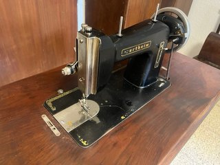 Máquina de coser Wertheim antigua con mueble
