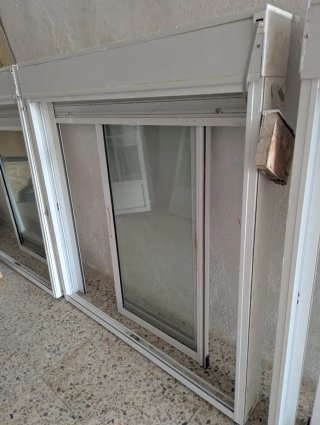Ventanas correderas aluminio con persiana.