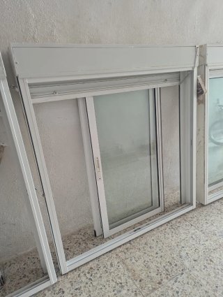 Ventanas correderas aluminio con persiana.