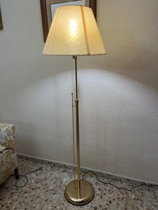 Elegante lámpara de pie dorada
