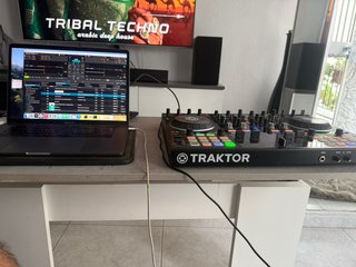 TRAKTOR KONTROL S4 DJ Controller