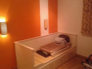 Cama blanca con cajones