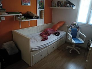 Cama blanca con cajones