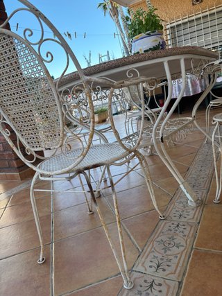 Mesa y sillas de forja con detalles de piedra