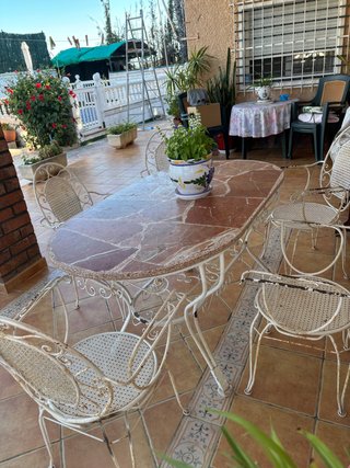 Mesa y sillas de forja con detalles de piedra