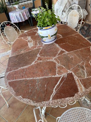 Mesa y sillas de forja con detalles de piedra