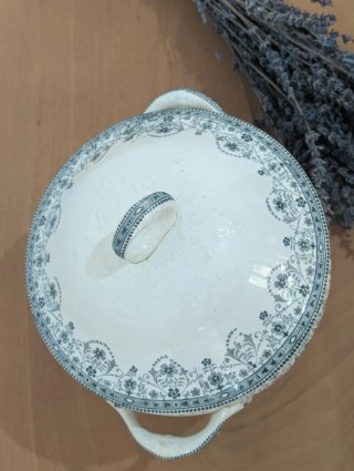 Antigua sopera de loza  francesa