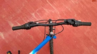 Bicicleta azul y blanca