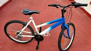 Bicicleta azul y blanca