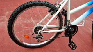 Bicicleta azul y blanca
