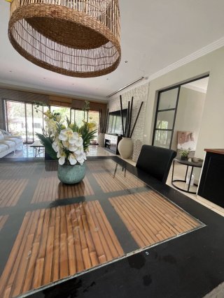 Mesa comedor madera iroko y cristal y 4 sillas