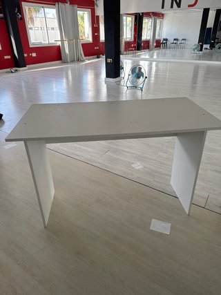 Escritorio blanco simple