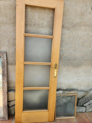 Puerta de madera con cristal