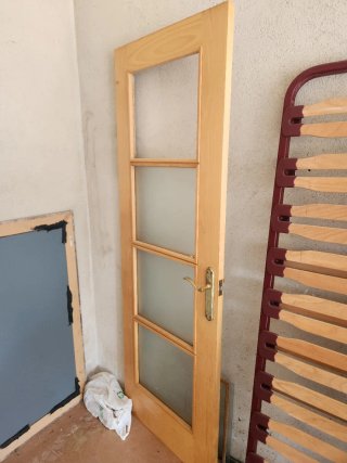 Puerta de madera con cristal
