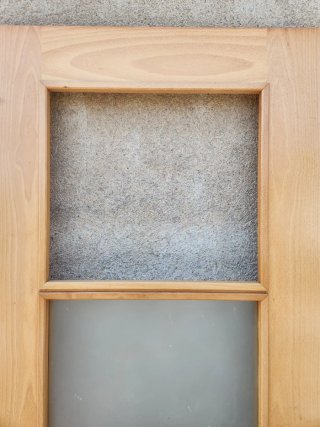 Puerta de madera con cristal