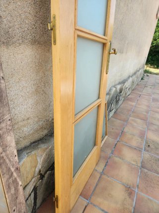 Puerta de madera con cristal