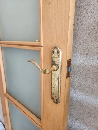 Puerta de madera con cristal