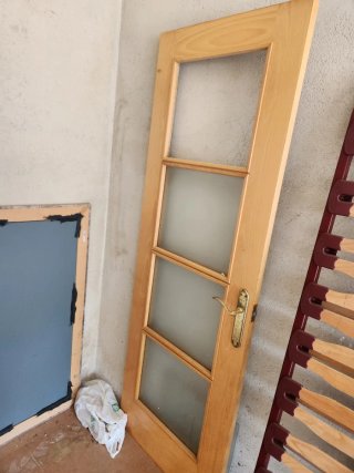 Puerta de madera con cristal