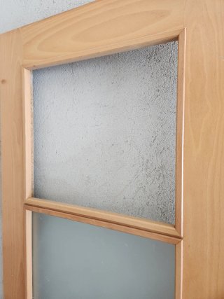 Puerta de madera con cristal