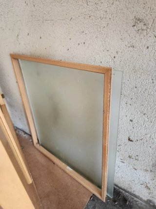 Puerta de madera con cristal