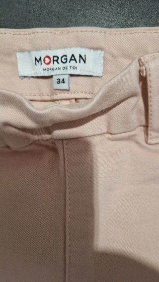 Shorts rosas con botones dorados