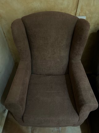 Sillón orejero marrón tipo corduroy