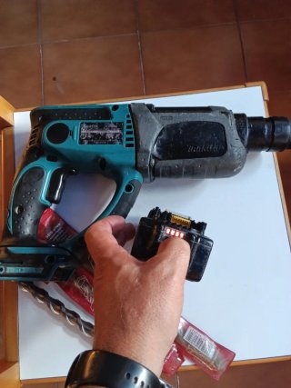 TALADRO MAKITA PERCUTOR CINCELADOR BATERÍA DHR202