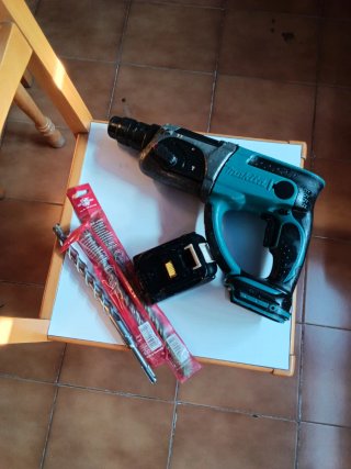 TALADRO MAKITA PERCUTOR CINCELADOR BATERÍA DHR202