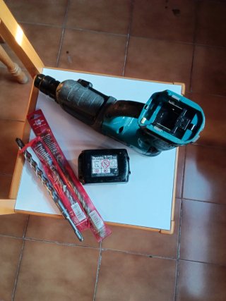 TALADRO MAKITA PERCUTOR CINCELADOR BATERÍA DHR202