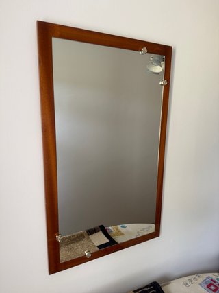 Espejo de madera con detalles plateados