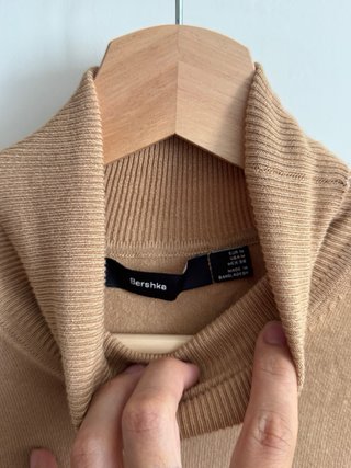 Jersey Bershka camel cuello alto
