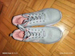 Zapatillas grises y rosas