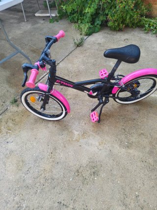 Bicicleta infantil rosa y negra