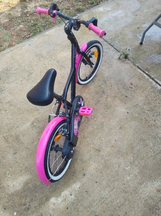 Bicicleta infantil rosa y negra