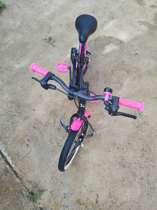 Bicicleta infantil rosa y negra