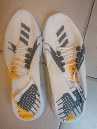 Zapatillas deportivas blancas y amarillas