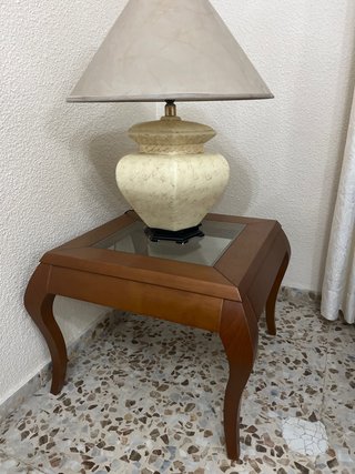 Mesita de salón con tapa de cristal