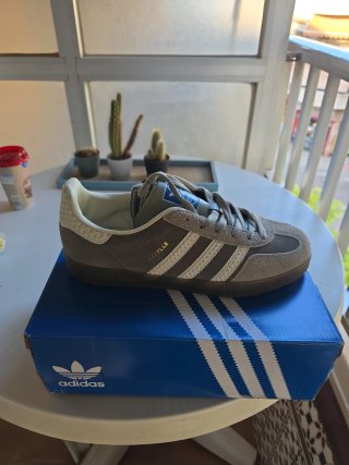 Adidas Gazelle grises y blancas
