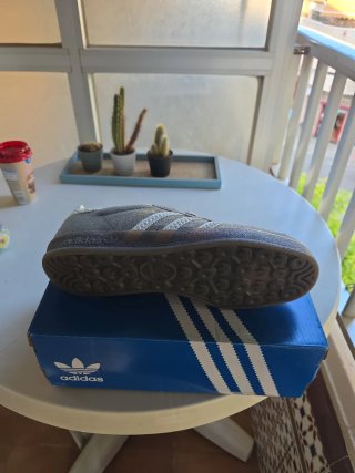 Adidas Gazelle grises y blancas