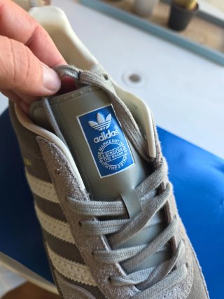 Adidas Gazelle grises y blancas