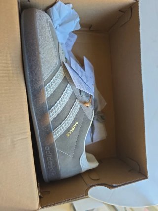 Adidas Gazelle grises y blancas