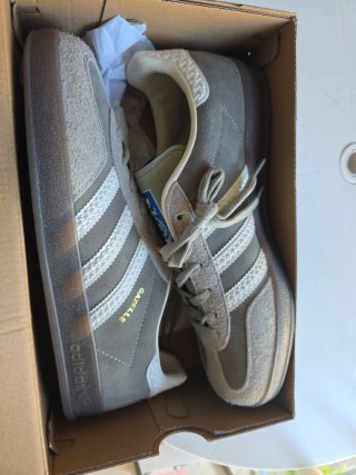 Adidas Gazelle grises y blancas