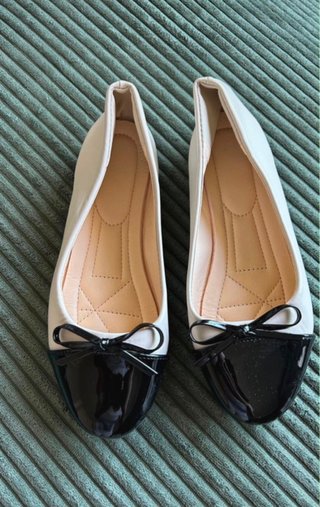 Bailarinas blancas y negras con lazo.