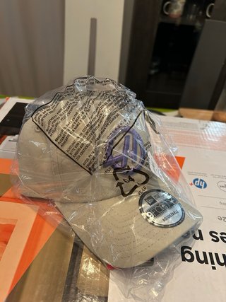 Gorra New Era Beige y Morado. New Era x Moneygram