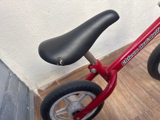 Bicicleta sin pedales Chicco roja