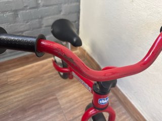 Bicicleta sin pedales Chicco roja