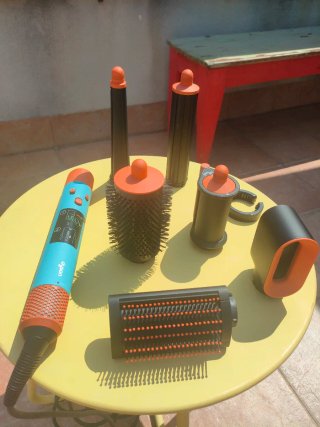 Dyson Airwrap i.d.™( Straight + Wavy)BT. 2 usos.