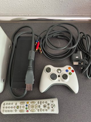 Xbox 360 con controller e accessori
