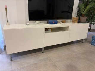 Mueble TV blanco y dorado metal