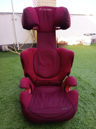 Silla coche Maxi-Cosi color rojo muy ligera